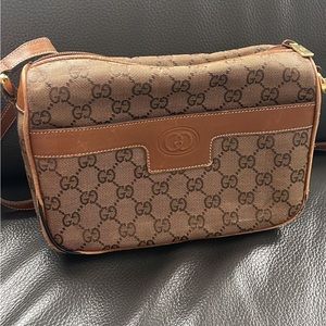Gucci bag worn with a little wear and tear but good condition